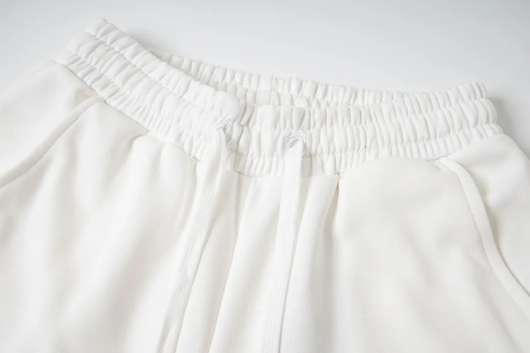 P140 Model No. 836 Ralph Lauren/Ralph Lauren Basic pony embroidered logo shorts for men and women. Pure cotton fabric. Easier to wear, more comfortable and less bulky than ordinary fabrics. Customized thread weaving and dyeing. Classic pony embroidery logo. Collar cross-threading details. Three-needle and five-thread workmanship throughout the body. Complete accessories. How to wear any trendy style. Easy to control. Match at will. Full of design, simple and must-have style! Color: Black White Navy Gray Size: S-XL